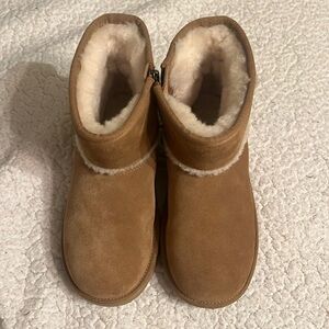 Ugg, big girls size 4, tan, excellent condition, barely worn!